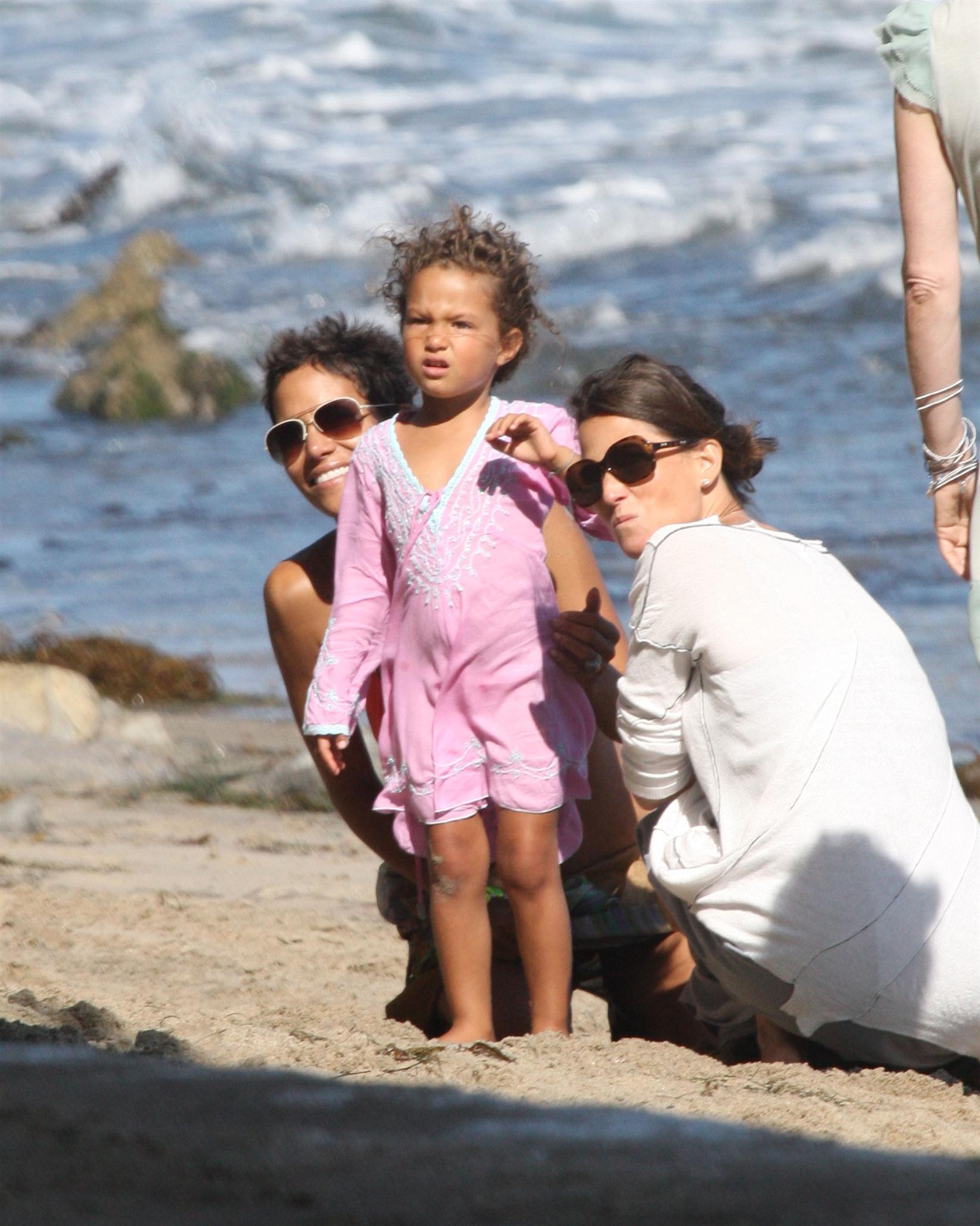 Halle Berry spends her 45th birthday on Malibu Beach photos | Picture 59735